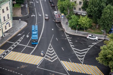 Moskova, Rusya - 20 Temmuz 2018: Spartakovskaya, Novoryazanskaya sokakları ve Elokhovsky geçidinin kesiştiği yer. Açık işaretleme, yaya geçidi ve trafik ışığı ile yol kavşağı. 