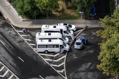 Moskova, Rusya - 20 Temmuz 2018: Trafik polisi sürücülere yanlış yere park ettiği için para cezası verdi (Gibdd Madi)