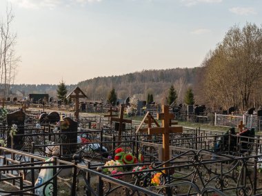 Podolsk, Rusya - 22 Nisan 2019: Rusya'da Ortodoks mezarlığı. Geleneksel mezar dekorasyonu