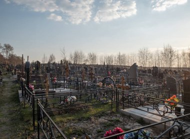 Podolsk, Rusya - 22 Nisan 2019: Rusya'da Ortodoks mezarlığı. Geleneksel mezar dekorasyonu