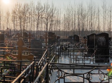 Podolsk, Rusya - 22 Nisan 2019: Rusya'da Ortodoks mezarlığı. Geleneksel mezar dekorasyonu