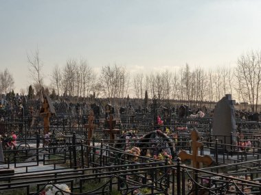 Podolsk, Rusya - 22 Nisan 2019: Rusya'da Ortodoks mezarlığı. Geleneksel mezar dekorasyonu