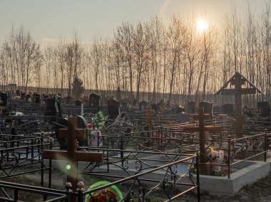 Podolsk, Rusya - 22 Nisan 2019: Rusya'da Ortodoks mezarlığı. Geleneksel mezar dekorasyonu