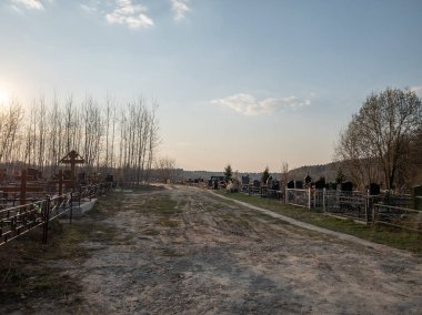 Podolsk, Rusya - 22 Nisan 2019: Rusya'da Ortodoks mezarlığı. Geleneksel mezar dekorasyonu