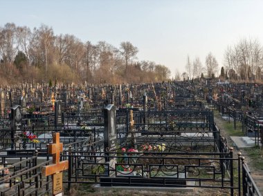 Podolsk, Rusya - 22 Nisan 2019: Rusya'da Ortodoks mezarlığı. Geleneksel mezar dekorasyonu