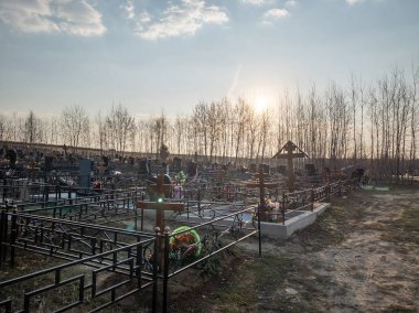 Podolsk, Rusya - 22 Nisan 2019: Rusya'da Ortodoks mezarlığı. Geleneksel mezar dekorasyonu