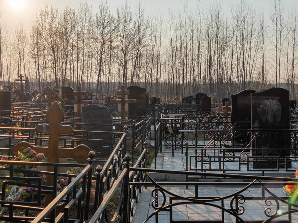 Podolsk, Rusya - 22 Nisan 2019: Rusya'da Ortodoks mezarlığı. Geleneksel mezar dekorasyonu