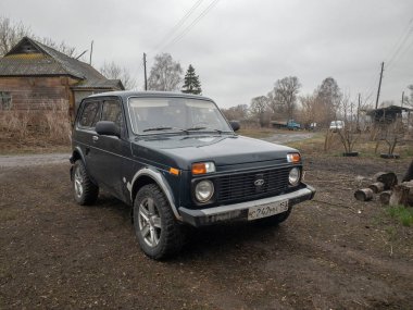 Moskova, Rusya - 25 Aralık 2018: Siyah Rus off-road araba Lada Niva 4x4 (Vaz 2121 / 21214) sahada park.