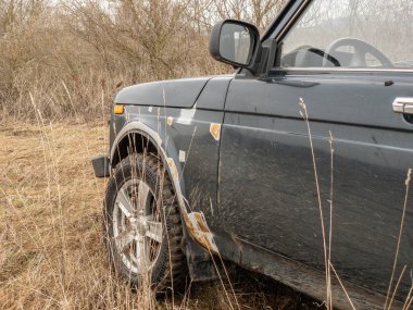 Moskova, Rusya - 25 Aralık 2018: Siyah Rus off-road araba Lada Niva 4x4 (Vaz 2121 / 21214) sahada park.