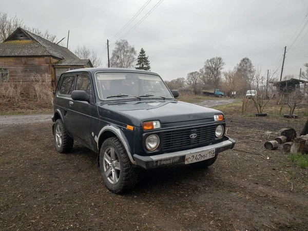 モスクワ ロシア 12月 2018 黒ロシアのオフロード車ラダニバ4X4 Vaz 2121 21214 フィールドに駐車 — ストック写真