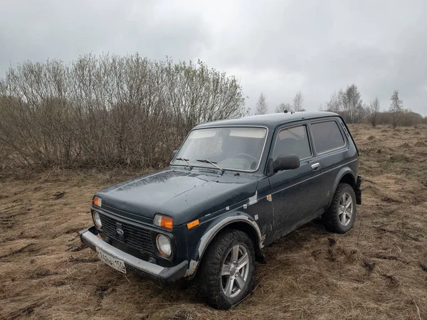 モスクワ ロシア 12月 2018 黒ロシアのオフロード車ラダニバ4X4 Vaz 2121 21214 フィールドに駐車 — ストック写真