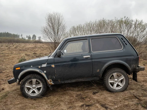 モスクワ ロシア 12月 2018 黒ロシアのオフロード車ラダニバ4X4 Vaz 2121 21214 フィールドに駐車 — ストック写真