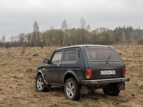 モスクワ ロシア 12月 2018 黒ロシアのオフロード車ラダニバ4X4 Vaz 2121 21214 フィールドに駐車 — ストック写真