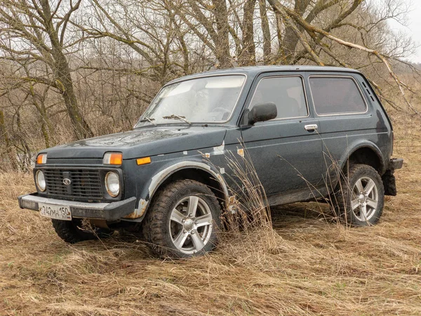 モスクワ ロシア 12月 2018 黒ロシアのオフロード車ラダニバ4X4 Vaz 2121 21214 フィールドに駐車 — ストック写真