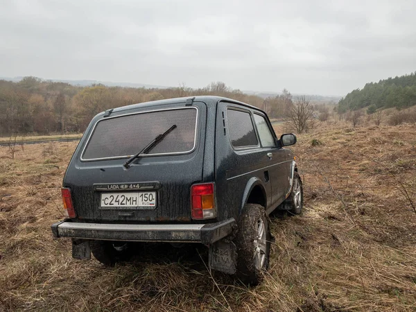 モスクワ ロシア 12月 2018 黒ロシアのオフロード車ラダニバ4X4 Vaz 2121 21214 フィールドに駐車 — ストック写真