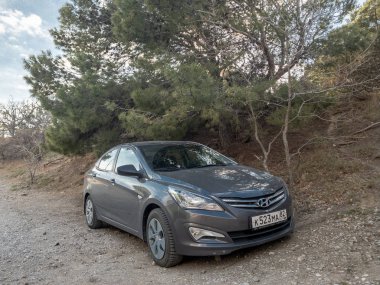 Sivastopol, Kırım Cumhuriyeti - Mart 23, 2019: Araba Hyundai Solaris doğada park ediş. Giad Accent / Hyundai Avega / Hyundai Brio / Dodge Verna