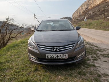 Sivastopol, Kırım Cumhuriyeti - Mart 23, 2019: Araba Hyundai Solaris doğada park ediş. Giad Accent / Hyundai Avega / Hyundai Brio / Dodge Verna