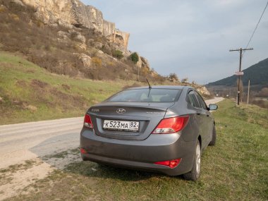 Sivastopol, Kırım Cumhuriyeti - Mart 23, 2019: Araba Hyundai Solaris doğada park ediş. Giad Accent / Hyundai Avega / Hyundai Brio / Dodge Verna