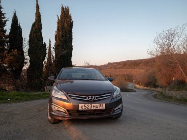 Sivastopol, Kırım Cumhuriyeti - Mart 23, 2019: Araba Hyundai Solaris doğada park ediş. Giad Accent / Hyundai Avega / Hyundai Brio / Dodge Verna