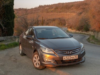 Sivastopol, Kırım Cumhuriyeti - Mart 23, 2019: Araba Hyundai Solaris doğada park ediş. Giad Accent / Hyundai Avega / Hyundai Brio / Dodge Verna