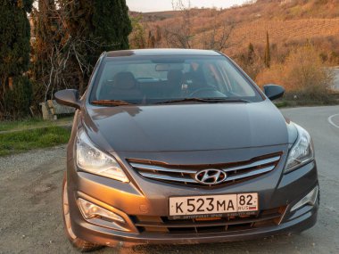 Sivastopol, Kırım Cumhuriyeti - Mart 23, 2019: Araba Hyundai Solaris doğada park ediş. Giad Accent / Hyundai Avega / Hyundai Brio / Dodge Verna
