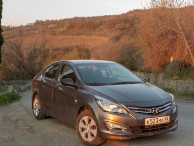 Sivastopol, Kırım Cumhuriyeti - Mart 23, 2019: Araba Hyundai Solaris doğada park ediş. Giad Accent / Hyundai Avega / Hyundai Brio / Dodge Verna