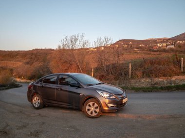Sivastopol, Kırım Cumhuriyeti - Mart 23, 2019: Araba Hyundai Solaris doğada park ediş. Giad Accent / Hyundai Avega / Hyundai Brio / Dodge Verna
