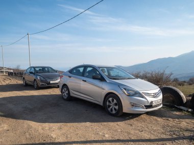 Sivastopol, Kırım Cumhuriyeti - Mart 23, 2019: Araba Hyundai Solaris doğada park ediş. Giad Accent / Hyundai Avega / Hyundai Brio / Dodge Verna