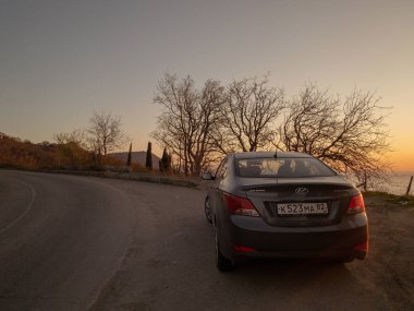 Sivastopol, Kırım Cumhuriyeti - Mart 23, 2019: Araba Hyundai Solaris doğada park ediş. Giad Accent / Hyundai Avega / Hyundai Brio / Dodge Verna