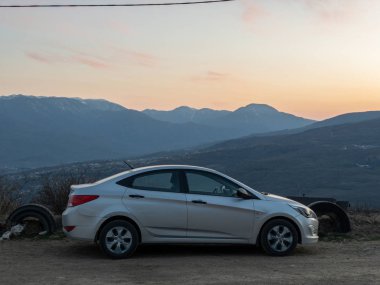Sivastopol, Kırım Cumhuriyeti - Mart 23, 2019: Araba Hyundai Solaris doğada park ediş. Giad Accent / Hyundai Avega / Hyundai Brio / Dodge Verna