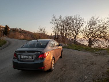 Sivastopol, Kırım Cumhuriyeti - Mart 23, 2019: Araba Hyundai Solaris doğada park ediş. Giad Accent / Hyundai Avega / Hyundai Brio / Dodge Verna