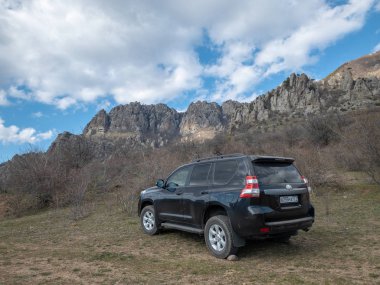 Alushta, Kırım Cumhuriyeti - Mart 23, 2019: Siyah off-road araba Toyota Land Cruiser Prado doğada park