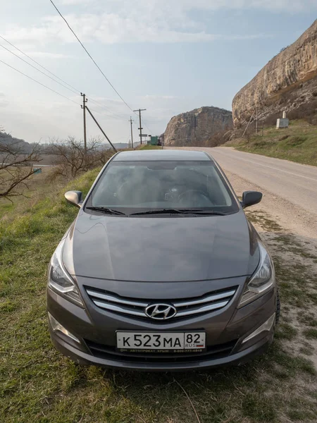 Севастополь Республіка Крим Березня 2019 Автомобіль Hyundai Соляріс Припаркований Природі — стокове фото