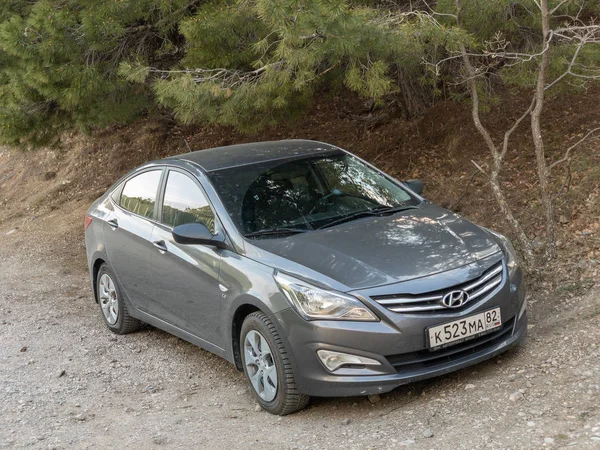 Sebastopol República Crimea Marzo 2019 Coche Hyundai Solaris Está Aparcado —  Fotos de Stock