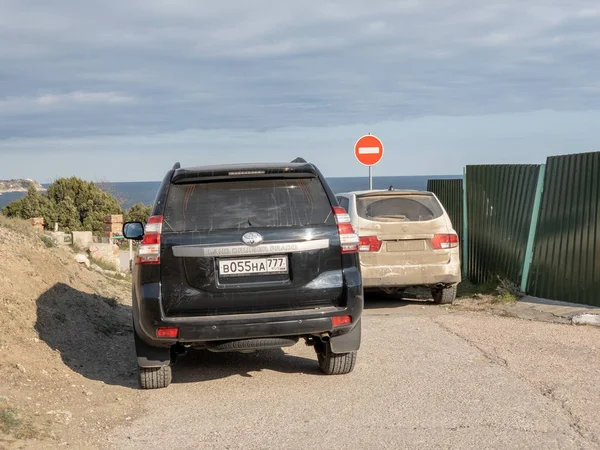 Alushta Kırım Cumhuriyeti Mart 2019 Siyah Road Araba Toyota Land — Stok fotoğraf