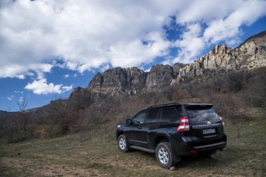 Alushta, Kırım Cumhuriyeti - Mart 23, 2019: Siyah off-road araba Toyota Land Cruiser Prado doğada park