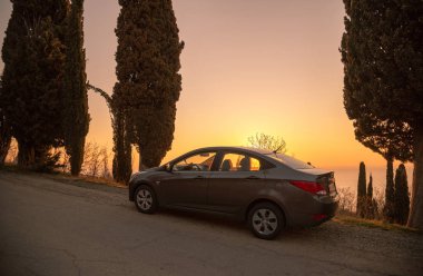 Sivastopol, Kırım Cumhuriyeti - Mart 23, 2019: Araba Hyundai Solaris doğada park ediş. Giad Accent / Hyundai Avega / Hyundai Brio / Dodge Verna