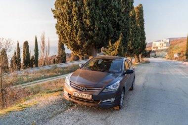 Sivastopol, Kırım Cumhuriyeti - Mart 23, 2019: Araba Hyundai Solaris doğada park ediş. Giad Accent / Hyundai Avega / Hyundai Brio / Dodge Verna