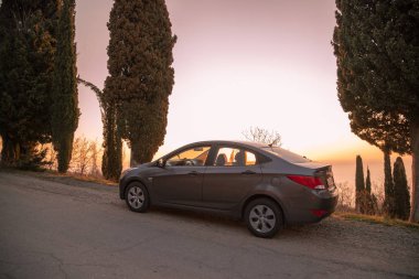 Sivastopol, Kırım Cumhuriyeti - Mart 23, 2019: Araba Hyundai Solaris doğada park ediş. Giad Accent / Hyundai Avega / Hyundai Brio / Dodge Verna