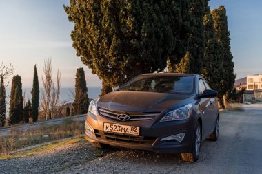 Sivastopol, Kırım Cumhuriyeti - Mart 23, 2019: Araba Hyundai Solaris doğada park ediş. Giad Accent / Hyundai Avega / Hyundai Brio / Dodge Verna