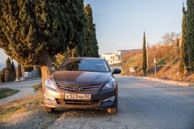 Sivastopol, Kırım Cumhuriyeti - Mart 23, 2019: Araba Hyundai Solaris doğada park ediş. Giad Accent / Hyundai Avega / Hyundai Brio / Dodge Verna