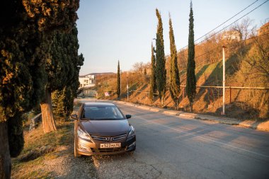 Sivastopol, Kırım Cumhuriyeti - Mart 23, 2019: Araba Hyundai Solaris doğada park ediş. Giad Accent / Hyundai Avega / Hyundai Brio / Dodge Verna