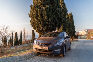 Sivastopol, Kırım Cumhuriyeti - Mart 23, 2019: Araba Hyundai Solaris doğada park ediş. Giad Accent / Hyundai Avega / Hyundai Brio / Dodge Verna