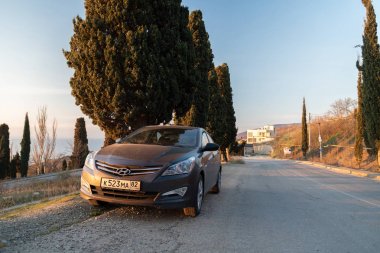 Sivastopol, Kırım Cumhuriyeti - Mart 23, 2019: Araba Hyundai Solaris doğada park ediş. Giad Accent / Hyundai Avega / Hyundai Brio / Dodge Verna