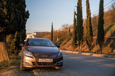 Sivastopol, Kırım Cumhuriyeti - Mart 23, 2019: Araba Hyundai Solaris doğada park ediş. Giad Accent / Hyundai Avega / Hyundai Brio / Dodge Verna