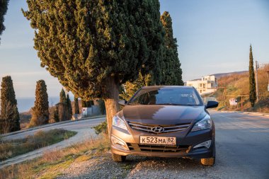 Sivastopol, Kırım Cumhuriyeti - Mart 23, 2019: Araba Hyundai Solaris doğada park ediş. Giad Accent / Hyundai Avega / Hyundai Brio / Dodge Verna