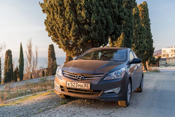 Sebastopol República Crimea Marzo 2019 Coche Hyundai Solaris Está Aparcado —  Fotos de Stock