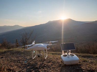 Alushta, Kırım Cumhuriyeti - 23 Mart 2019: Quadcopter drone Dji Phantom 4 Pro uçmaya hazırlanıyor