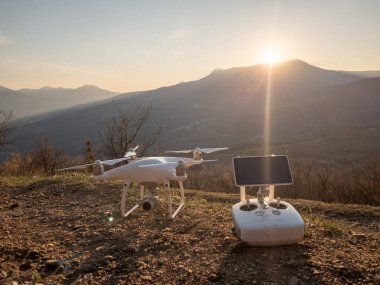 Alushta, Kırım Cumhuriyeti - 23 Mart 2019: Quadcopter drone Dji Phantom 4 Pro uçmaya hazırlanıyor
