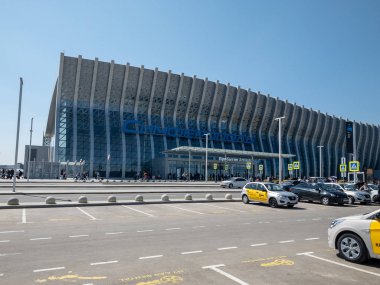Simferopol, Kırım Cumhuriyeti - 23 Mart 2019: Simferopol şehrindeki yeni havaalanı binasına park etme